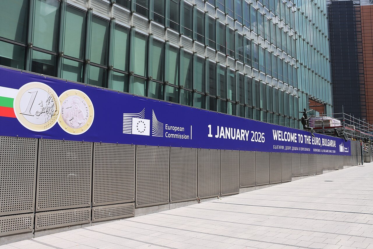 Aankondiging van de Bulgaarse euro-invoering bij de Europese Commissie, gefotografeerd in juli 2025.